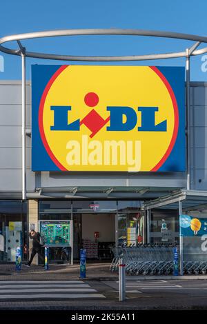 Lidl supermercato e segno, nuovo negozio Lidl a Farnborough, Hampshire, Inghilterra, Regno Unito Foto Stock
