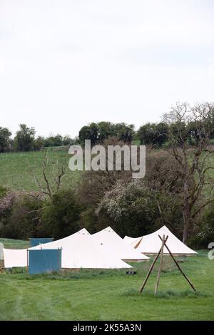 Tende ecologiche e campeggio nella campagna britannica. Foto Stock