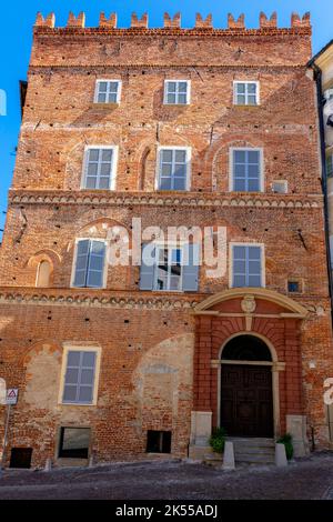 Palazzo dei Bressani di Piazza maggiore, edificio medievale con facciata in mattoni affrescati. Città di Mondovì, Piemonte (Piemonte), Italia nordoccidentale. IO Foto Stock