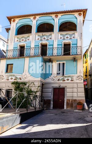 Piazza maggiore nel paese di Mondovi. Edifici medievali con facciata in mattoni affrescati. Regione Piemonte nel nord Italia. La bellissima città si trova sul Th Foto Stock