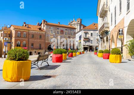 Piazza maggiore nel paese di Mondovi. Edifici medievali con facciata in mattoni affrescati. Regione Piemonte nel nord Italia. La bellissima città si trova sul Th Foto Stock