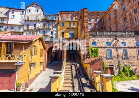 Funicolare che conduce a Piazza maggiore sul colle del Monte Regale. Mondovi, Italia. Mondovi comune e comune in Piemonte, Italia settentrionale. Foto Stock