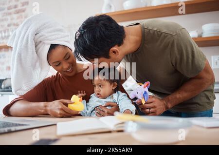 Sindrome di Down, famiglia e genitori con giocattoli per il bambino, istruzione e apprendimento cucina domestica. Mamma, papà e bambino insieme a tavola per giocare, insegnare Foto Stock