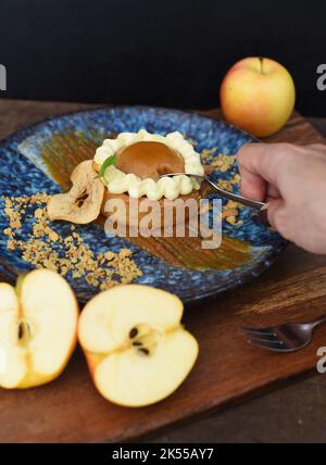 Crostata di mele con mele fresche su tavola di legno Foto Stock