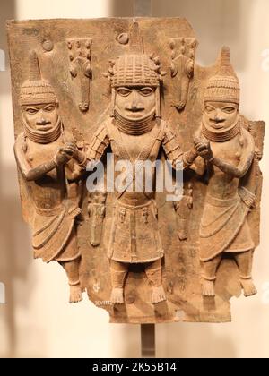 Benin Bronzes in mostra al British Museum, placche di ottone del palazzo di corte reale del Regno di Benin, 16-17th secolo, Londra, Regno Unito Foto Stock