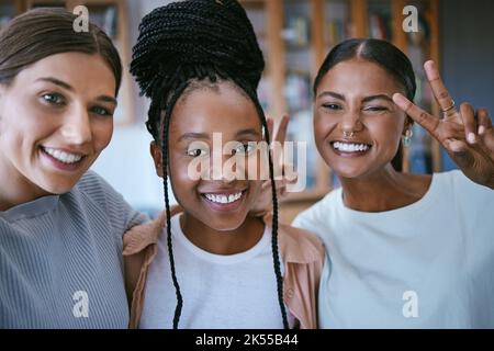 Selfie, segno di pace e un gruppo di amici con sorriso in classe insieme. Diversità, amicizia ed educazione, donne felici e. Foto Stock