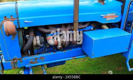 Brydkirk, Scozia - 04 settembre 2022: Vista di un turbocompressore montato su un vecchio trattore Fordson Power 1960s modificato Foto Stock