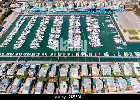 Fotografia aerea del lussuoso porto di Albufeira. Prospettiva dal drone. Destinazione di viaggio di lusso e famosa nel sud del Portogallo. Foto Stock