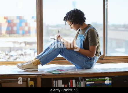 Studente d'arte, creativo o donna disegnando per finestra in studio artistico, progettando innovazione dipingendo idea in notebook. Workshop di design o designer ragazza Foto Stock