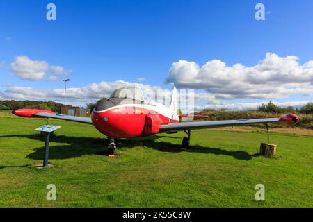 Carlisle, Inghilterra, 16 settembre 2022 : un vecchio aereo jet trainer BAC Jet Provost utilizzato dal RAF in mostra al museo dell'aviazione Solway di Carlis Foto Stock