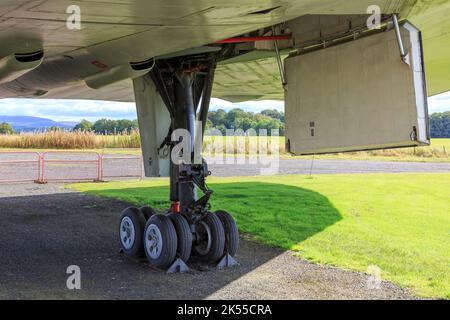 Carlisle, Inghilterra, 16 settembre 2022 : attrezzatura di atterraggio e del vecchio Avro Vulcan Bomber in mostra al museo dell'aviazione Solway all'aeroporto di Carlisle UK Foto Stock
