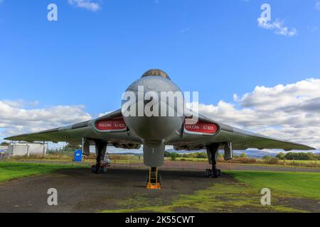 Carlisle, Inghilterra, 16 settembre 2022 : Vista frontale di un vecchio bomber Avro Vulcan XJ 823 esposto al museo dell'aviazione Solway presso l'aeroporto U di Carlisle Foto Stock