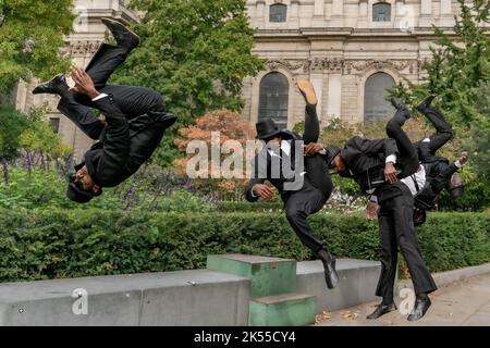 La troupe acrobatica dei Black Blues Brothers che si capovolge e saltano fuori dalla Cattedrale di St Paul di Londra. I Black Blues Brothers sono una troupe di acrobati che si sono esibiti per Papa Francesco al Vaticano, alla Famiglia reale britannica e al Royal Variety Show. I Black Blues Brothers sono in tour nel Regno Unito con il loro spettacolo che è un tributo acrobatico al leggendario film di culto. I fratelli Black Blues hanno fatto uso di un iconico London Red Phone Box per una chiamata fotografica. L'azienda proviene dal Kenya e sta girando nel Regno Unito dopo un tour internazionale e si è esibita al Festival di Edimburgo. ( Foto Stock