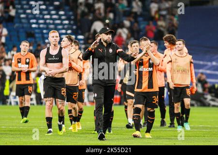 Igor Jovecevic, allenatore capo di Shakhtar e giocatori di Shakhtar salutano i tifosi dopo la UEFA Champions League, Gruppo F, partita di calcio tra il Real Madrid e Shakhtar Donetsk il 5 ottobre 2022 allo stadio Santiago Bernabeu di Madrid, Spagna - Foto: Irina R Hipolito/DPPI/LiveMedia Foto Stock