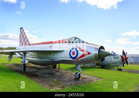Carlisle, Inghilterra, 16 settembre 2022 : Vista laterale di un vecchio combattente inglese Electric Lightning Jet con un vecchio aereo Fairey Gannet sullo sfondo Foto Stock