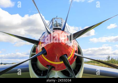 Carlisle, Inghilterra, 16 settembre 2022 : primo piano sui due propulsori di un vecchio aereo Fairey Gannet in mostra al museo dell'aviazione Solway di Carl Foto Stock