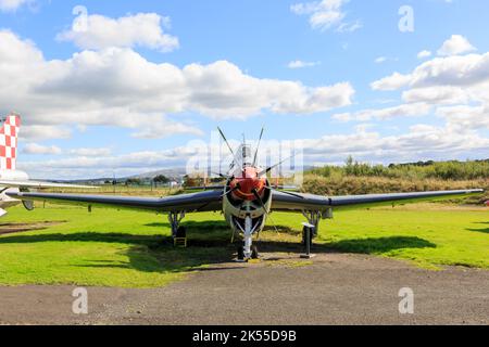 Carlisle, Inghilterra, 16 settembre 2022 : vista frontale dei doppi propulsori e delle ali di un vecchio aereo Fairey Gannet in mostra al Solway Aviation m Foto Stock