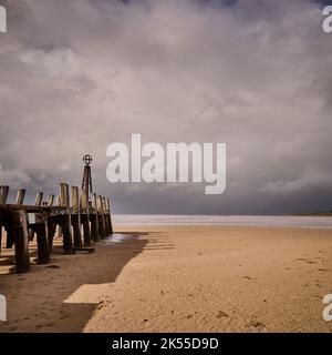 Resti di vecchio molo di legno sulla spiaggia di St Annes, Lancashire, Regno Unito Foto Stock