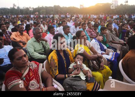 Mumbai, Maharashtra, India. 5th Ott 2022. La gente guarda Ramlila, una rievocazione della vita del Signore indù Rama, durante le celebrazioni del festival di Dussehra a Mumbai, in India, il 05 ottobre 2022. (Credit Image: © Niharika Kulkarni/ZUMA Press Wire) Foto Stock