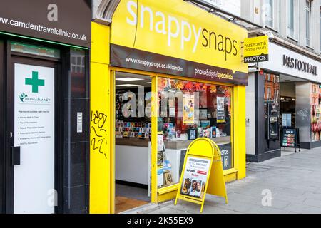 Una filiale del negozio di elaborazione di foto Snappy Snaps a Camden Town, Londra, Regno Unito Foto Stock