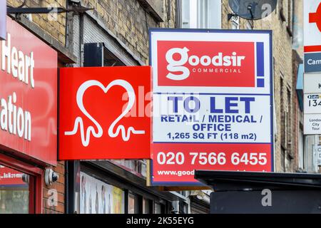 Un cartello 'To Let' sopra una struttura al dettaglio chiusa a Camden Town, Londra, Regno Unito Foto Stock