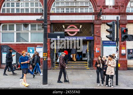 Stazione della metropolitana di Camden Town sulla Northern Line, entrata su Kentish Town Road, Londra, Regno Unito Foto Stock