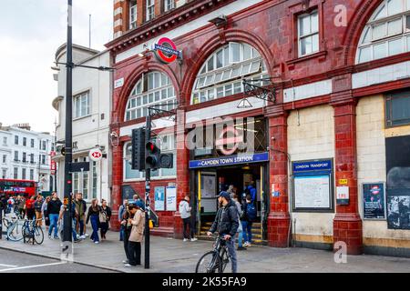 Stazione della metropolitana di Camden Town sulla Northern Line, entrata su Kentish Town Road, Londra, Regno Unito Foto Stock