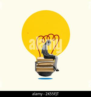 Donna seduta in lampadina. Idea, innovazione, creatività, concetto di soluzione. Donna d'affari che ha una buona idea per un commercio. Creatività contemporanea Foto Stock