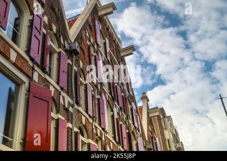 Amsterdam, Paesi Bassi. Settembre 2022. Timpano con persiane rosse ad Amsterdam. Foto di alta qualità Foto Stock