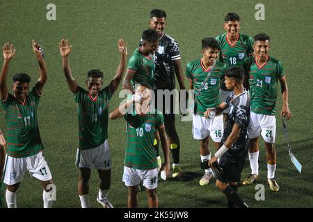 I giocatori più di 17 anni del Bangladesh si sfidano allo stadio Birshrestha Shaheed Mostafa Kamal dopo una fuoriuscita dal portiere di Singapore i Foto Stock