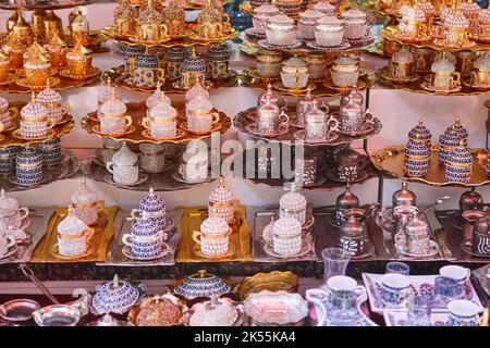 Servizio di tazze da tè nel mercato del Grand Bazaar a Istanbul. Turchia Foto Stock