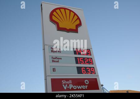 Kastrup/Copenaghen/Danimarca/06 ottobre 2022/distributore di benzina Shell a guscio inferiore nella capitale danese. (Foto..Francis Joseph Dean/immagini del decano) Foto Stock