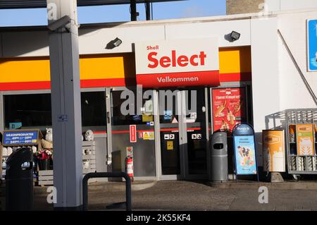 Kastrup/Copenaghen/Danimarca/06 ottobre 2022/distributore di benzina Shell a guscio inferiore nella capitale danese. (Foto..Francis Joseph Dean/immagini del decano) Foto Stock