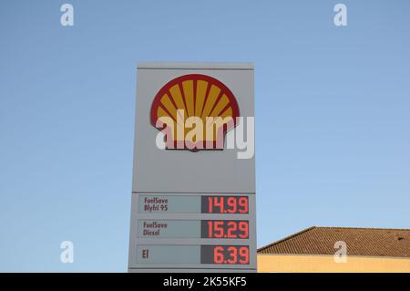 Kastrup/Copenaghen/Danimarca/06 ottobre 2022/distributore di benzina Shell a guscio inferiore nella capitale danese. (Foto..Francis Joseph Dean/immagini del decano) Foto Stock