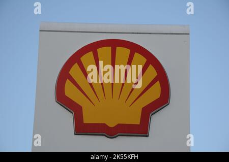 Kastrup/Copenaghen/Danimarca/06 ottobre 2022/distributore di benzina Shell a guscio inferiore nella capitale danese. (Foto..Francis Joseph Dean/immagini del decano) Foto Stock