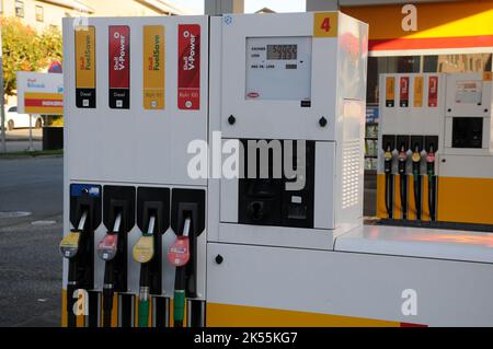 Kastrup/Copenaghen/Danimarca/06 ottobre 2022/distributore di benzina Shell a guscio inferiore nella capitale danese. (Foto..Francis Joseph Dean/immagini del decano) Foto Stock