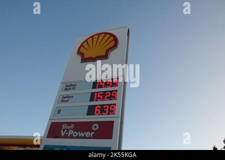 Kastrup/Copenaghen/Danimarca/06 ottobre 2022/distributore di benzina Shell a guscio inferiore nella capitale danese. (Foto..Francis Joseph Dean/immagini del decano) Foto Stock