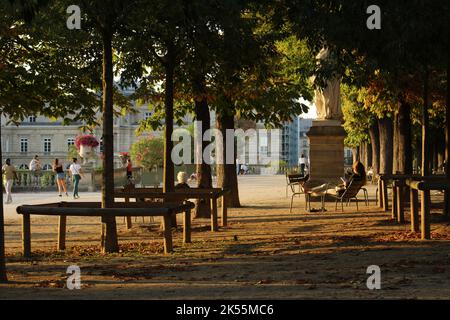 Le persone si rilassano in una serata estiva presso i Giardini di Lussemburgo a Parigi. Esempio di calma, stile di vita europeo che porta alla longevità e alla buona salute. Foto Stock