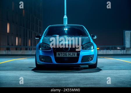 Una Volkswagen Golf GTI da 2006 mm rivestita in vinile blu satinato con cerchi in lega BBS Aftermarket grigio scuro e pinze dei freni gialle Foto Stock