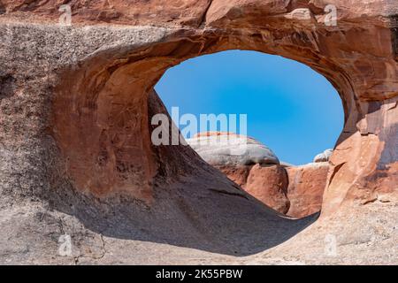 Una formazione in arenaria di Tunnel Arch nel Devil's Garden Trail nel parco nazionale dello Utah Foto Stock