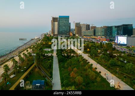 Una vista aerea del nuovo viale prima degli edifici urbani della spiaggia di Batumi Foto Stock