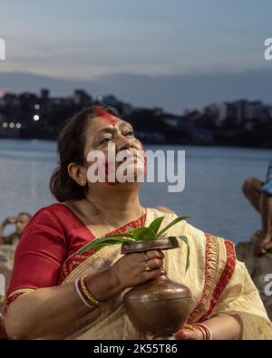 Kolkata, India. 06th Ott 2022. Diversi momenti di immersione della Dea Durga a Nimtala ghat sulla riva del fiume Ganga di Kolkata, Bengala Occidentale. (Foto di Amlan Biswas/Pacific Press) Credit: Pacific Press Media Production Corp./Alamy Live News Foto Stock