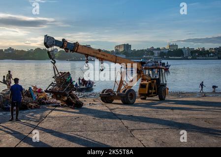 Kolkata, India. 06th Ott 2022. Diversi momenti di immersione della Dea Durga a Nimtala ghat sulla riva del fiume Ganga di Kolkata, Bengala Occidentale. (Foto di Amlan Biswas/Pacific Press) Credit: Pacific Press Media Production Corp./Alamy Live News Foto Stock