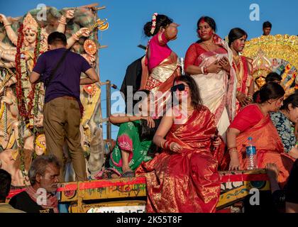 Kolkata, India. 06th Ott 2022. Diversi momenti di immersione della Dea Durga a Nimtala ghat sulla riva del fiume Ganga di Kolkata, Bengala Occidentale. (Foto di Amlan Biswas/Pacific Press) Credit: Pacific Press Media Production Corp./Alamy Live News Foto Stock