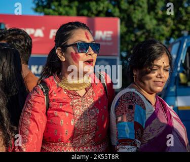 Kolkata, India. 06th Ott 2022. Diversi momenti di immersione della Dea Durga a Nimtala ghat sulla riva del fiume Ganga di Kolkata, Bengala Occidentale. (Foto di Amlan Biswas/Pacific Press) Credit: Pacific Press Media Production Corp./Alamy Live News Foto Stock