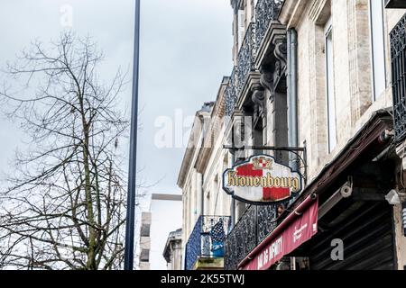 Immagine di un cartello con il logo di Kronenbourg su un bar locale a Bordeaux, Francia. Kronenbourg è un birrificio francese di proprietà del gruppo Carlsberg Foto Stock