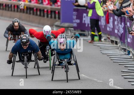 Tomoki Suzuki, atleta in carrozzina che gareggia nel TCS 2022 London Marathon, gara d'élite in carrozzina a Tower Hill, Londra, Regno Unito. Leader David Weir e Chaser Foto Stock