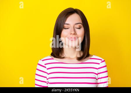 Primo piano foto di giovane attraente bella donna chiuso occhi sognare di nuova auto isolato su sfondo giallo brillante Foto Stock