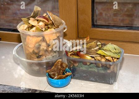 Contenitori di rifiuti alimentari messi da parte per il compostaggio Foto Stock