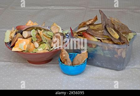 Contenitori di rifiuti alimentari messi da parte per il compostaggio Foto Stock